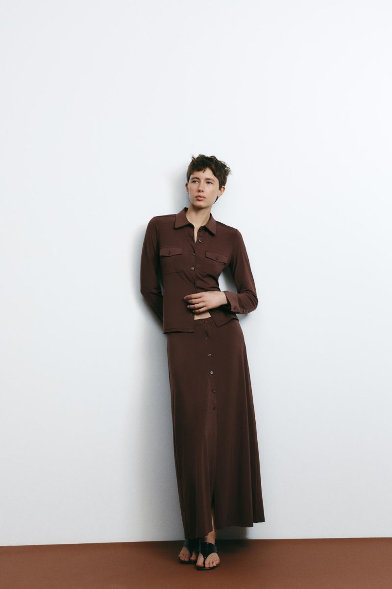 ZARA附口袋恤衫 $329、綴鈕扣半截長裙 $399。