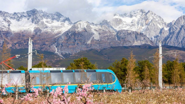麗江雪山觀光火車是全球首列全景山地觀光火車。