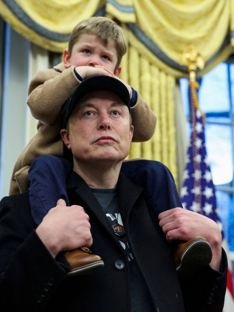 馬斯克攜兒子現身白宮橢圓形辦公室。(路透社)