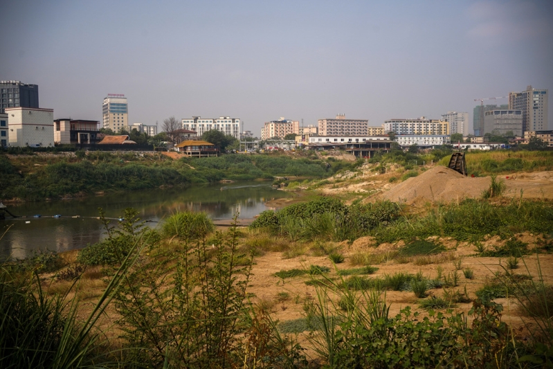緬甸水溝谷有飯店、賭場，亞太集團號稱要為中國大陸游客打造一處度假勝地，高樓林立，卻毫無旅游氣息。（路透）