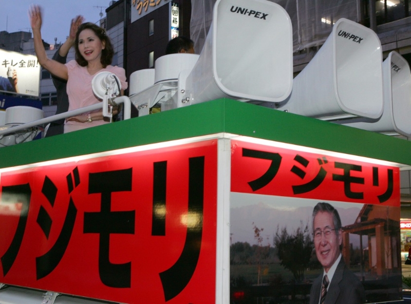 2007年，黛薇夫人在東京為秘魯前總統藤森參選日本參議員拉票。 美聯社