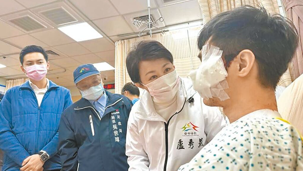 盧秀燕(右二)前往醫院慰問鄧姓傷者 盧秀燕(右二)前往醫院慰問鄧姓傷者