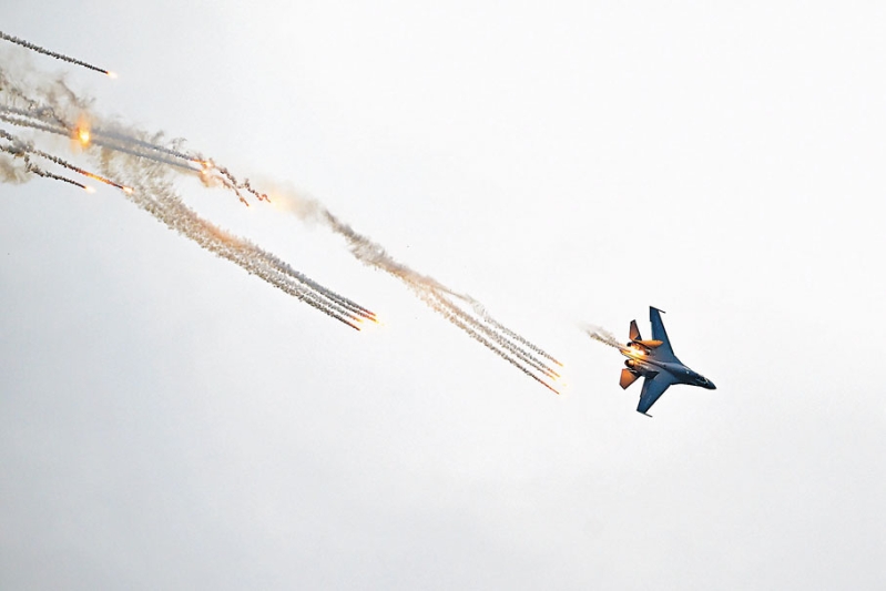 殲-16戰機發射熱焰彈。