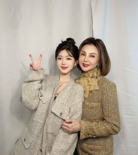 日前，謝玲玲就在小紅書上分享了兩張與內地頂流女星趙露思的合照，當中二人緊靠在一起留影，謝玲玲更親昵地挽著對手手臂，似乎交情匪淺。