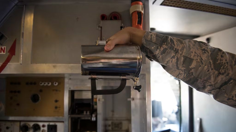 美國空軍飛行員展示KC-10加油機專用加熱咖啡杯。 （美國空軍技術中士James Hodgman）
