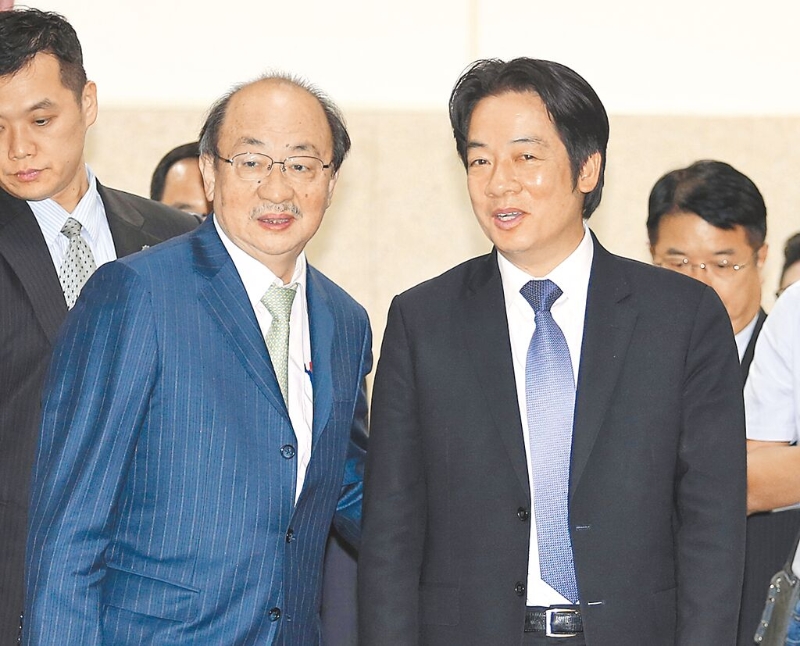 民進黨團總召柯建銘（左二）16日稱，喊出大罷免前，曾與賴清德（右）、“行政院長”卓榮泰溝通過。