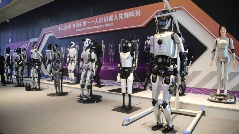 國產人形機器人發展漸見成熟，開始大規模投入市場應用。 中新社