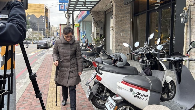 柯文哲妹妹柯美蘭拄著拐杖現身 柯文哲妹妹柯美蘭拄著拐杖現身