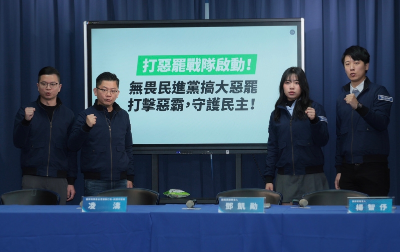 凌濤(左起) 凌濤(左起)