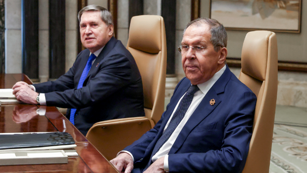 俄羅斯外長拉夫羅夫(右)與普京首席外交政策幕僚烏沙科夫 俄羅斯外長拉夫羅夫(右)與普京首席外交政策幕僚烏沙科夫