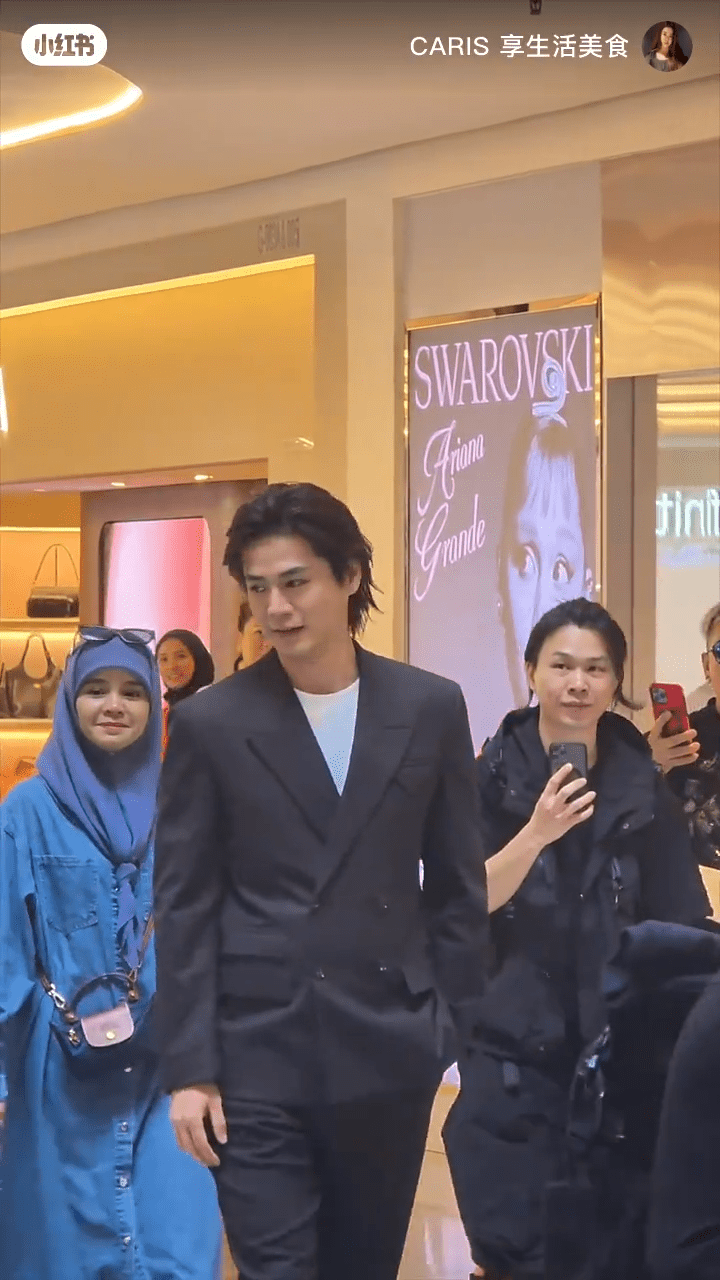 向粉絲揮手打招呼 向粉絲揮手打招呼