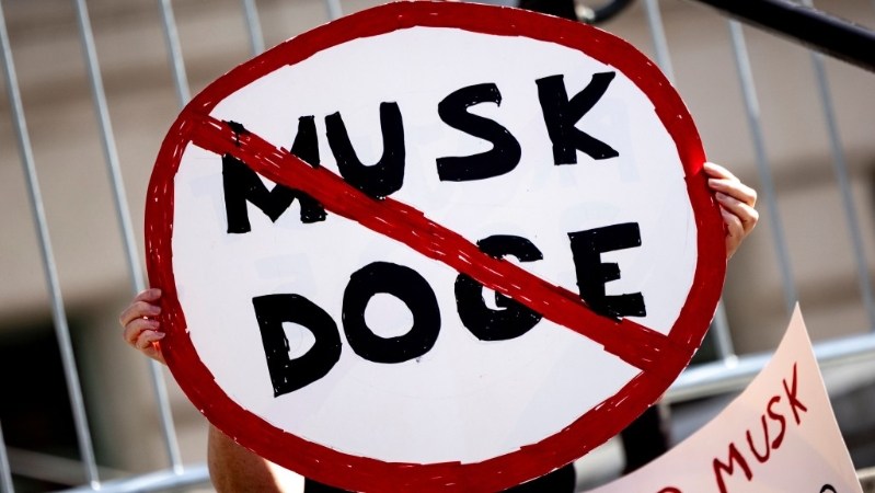 美國示威者反對「馬斯克效率部」。美聯社