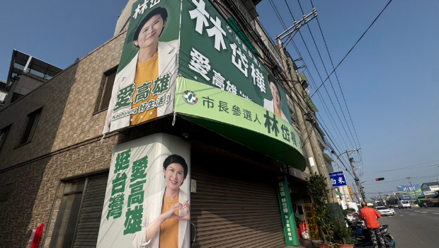 林岱樺大寮區服務處有多位調查局人員前來搜索，一見到記者前來即拉下鐵門。