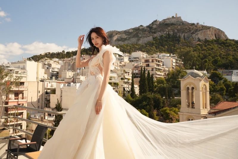 何傲兒連日來貼了不少婚紗相。