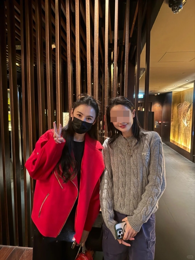 有位靚女網民昨日（22日）在小紅書貼出與張栢芝的合照，見張栢芝身穿紅色松身外套，內里的衣服也比較寬松，遮掩肚腹位置。