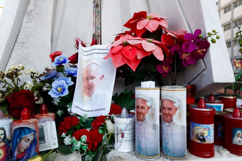 有信眾為教宗送上祝福。 路透社