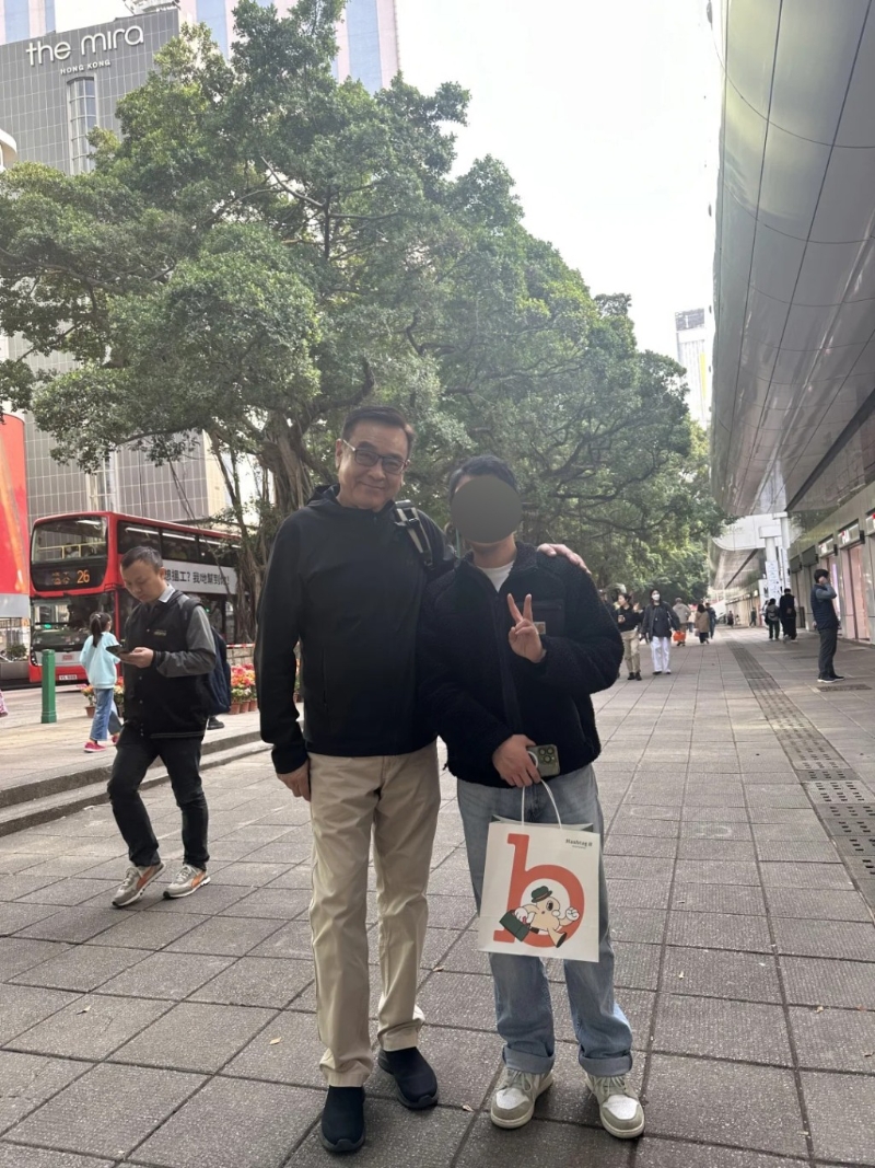 爾冬高捕獲當天，身穿黑色外套、米色長褲及運動鞋，加上背包，整身打扮都令不少網民笑指跟梁朝偉私下的打扮非常相似。