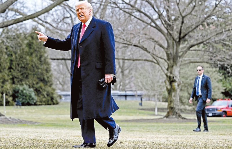 總統特朗普出席活動后返回白宮的路上，對外發表講話。 路透社