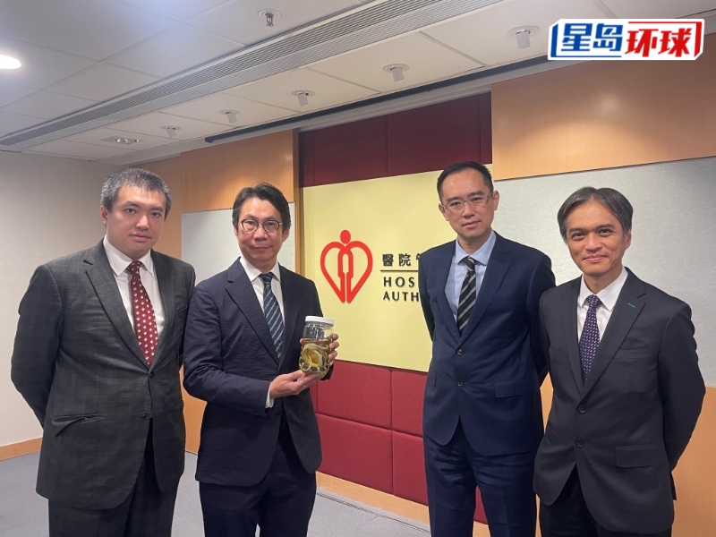 (左起)香港中毒控制中心毒理學參考化驗室顧問醫生張耀君、香港中毒控制中心總監謝萬里、香港中毒諮詢中心顧問醫生陳志強、中毒治療中心顧問醫生王紹明。蕭博禧攝