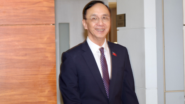 國民黨24日舉行立法實務研討會,國民黨主席朱立倫進入會場前受訪。 國民黨24日舉行立法實務研討會,國民黨主席朱立倫進入會場前受訪。