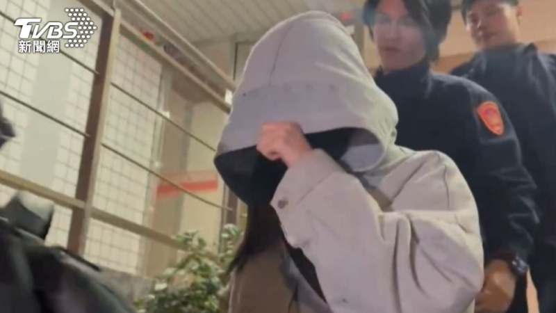 李威妻子簡女以15萬交保，全程不發一語，快步離開。