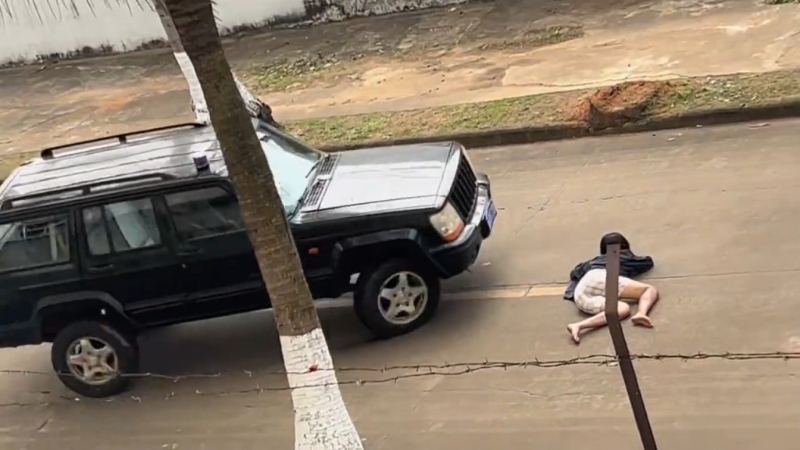 汽車駛向女替身演員。