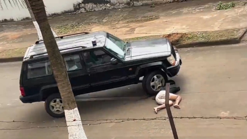 汽車輪胎撞向女替身演員頭部。