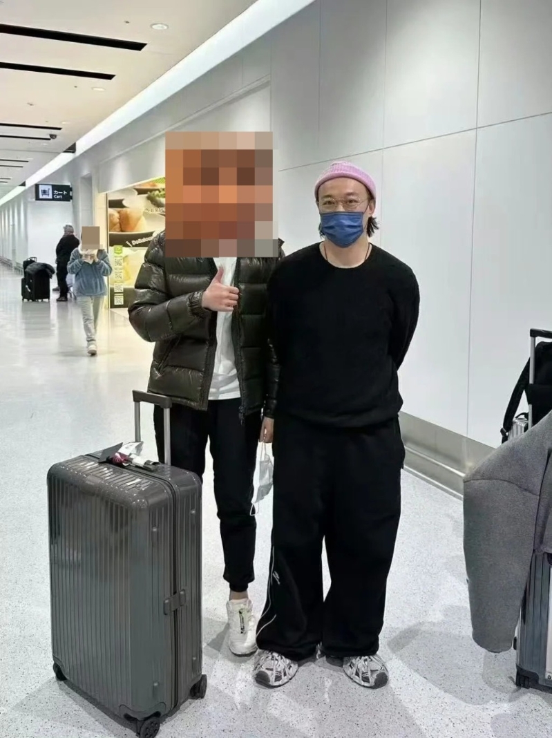 其他網民分享合照，見到陳奕迅真的戴上粉紅色冷帽。