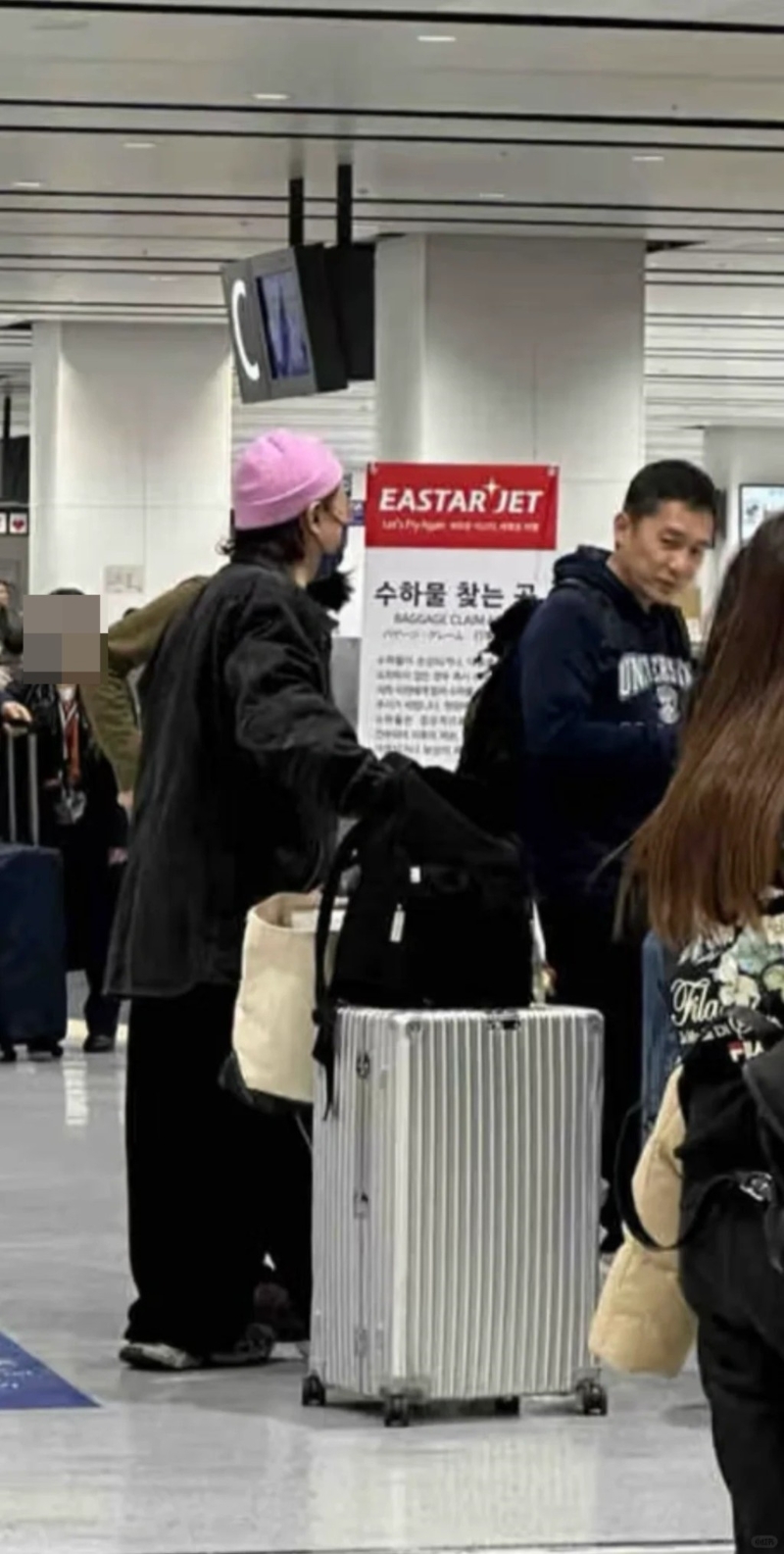 其后有人貼出兩人在機場的照片，原來兩位巨星相約到二世古滑雪。