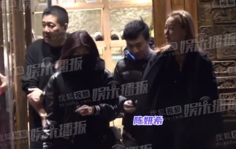 陳妍希二度被拍，穿同一件外套。（圖／翻攝自微博）