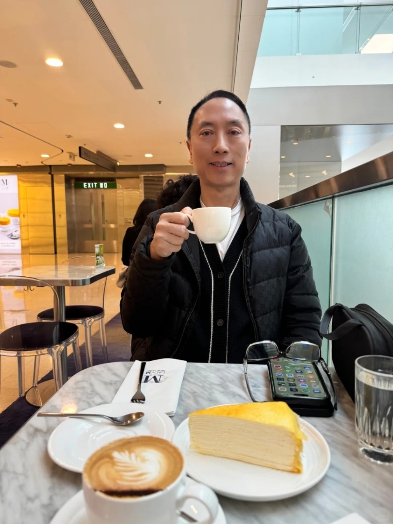 昨日（25日），鄔友正在小紅書上分享多張生活近照，照片中鄔友正身穿白色圓領T恤及黑色羽絨外套，與助手一同坐在商場內的咖啡店品嘗咖啡及千層蛋糕，十分悠然自得。