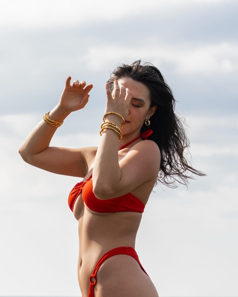 一件細碼泳衣難掩遮掩張敏鈞逼爆身材，有點衣不稱身。