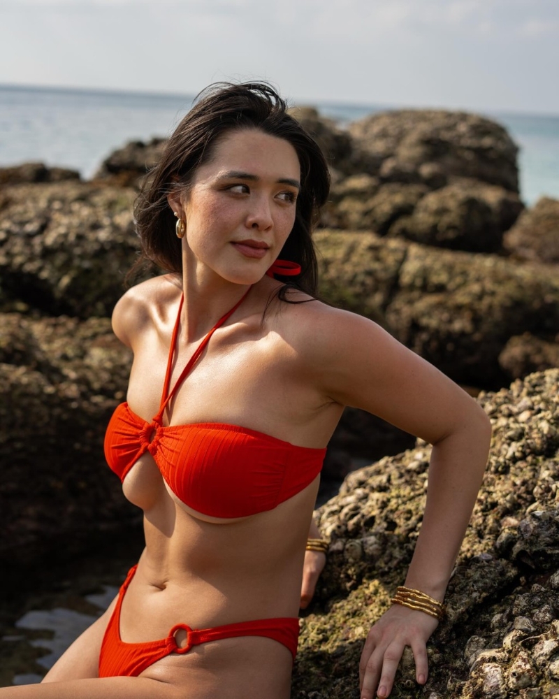 下胸位置險跌出泳衣，渾圓胸形被壓到變形。