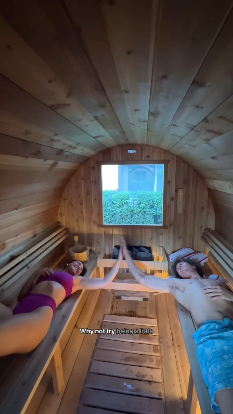 兩人在私人廂房中享受二人世界。