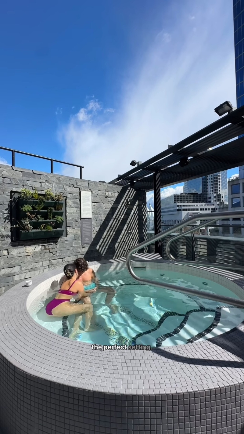 張敏鈞忍不住向男友獻吻，相當纏綿。