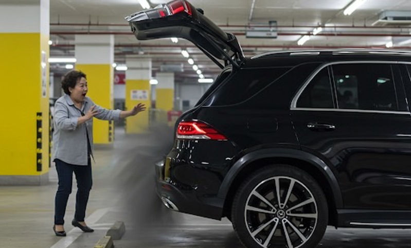 彰化一間大賣場的停車場驚見「活春宮」。