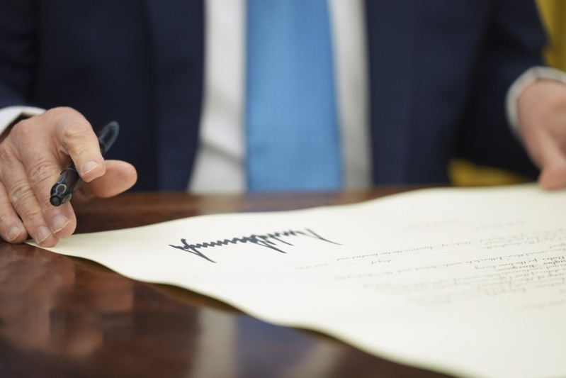 特朗普日前在白宮簽署備忘錄，決定向多國征收「對等關稅」。美聯社