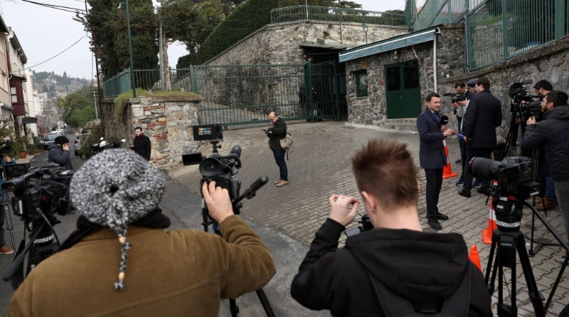 美俄代表27日在土耳其伊斯坦堡美國總領事館官邸會談，大批媒體在場守候。 路透社