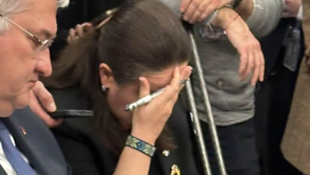 烏克蘭駐美大使搖頭遮臉 烏克蘭駐美大使搖頭遮臉