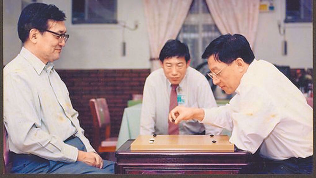 圖為1995年前清大校長沈君山(左)與曹興誠(右)對弈照片 圖為1995年前清大校長沈君山(左)與曹興誠(右)對弈照片