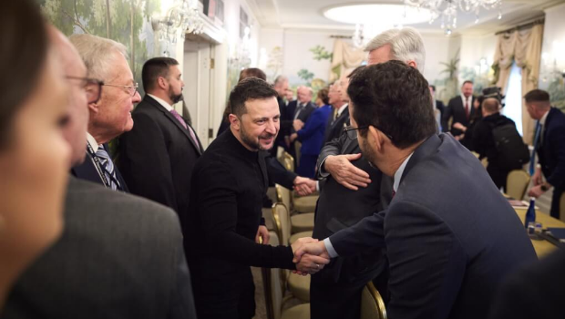 烏克蘭總統澤連斯基（中）在華府會見美國參議院兩黨代表團。