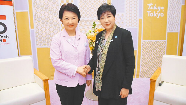 臺中市長盧秀燕（左）與東京都知事小池百合子（右）的出身背景與經歷有許多雷同，2人都是該座城市首位女市長。