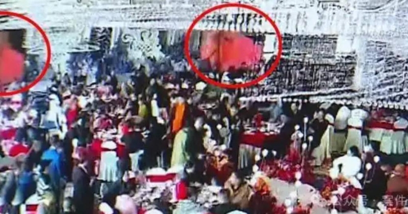 正當新娘準備入場時，屏幕上竟突然跳出1張不雅照片，讓現場賓客錯愕不已。翻攝自微博