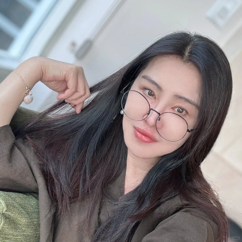 王祖賢又在小紅書上曬出一張自拍近照，并留言：“康康我的小紅書新頭像”。