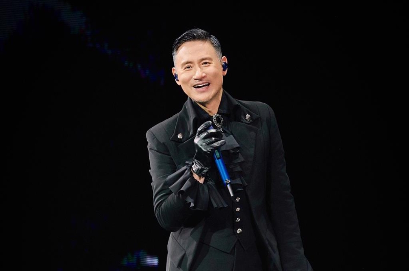 “歌神”張學友1日在?？谕瓿伞皬垖W友60+巡回演唱會”的第220場演唱會。環球音樂提供