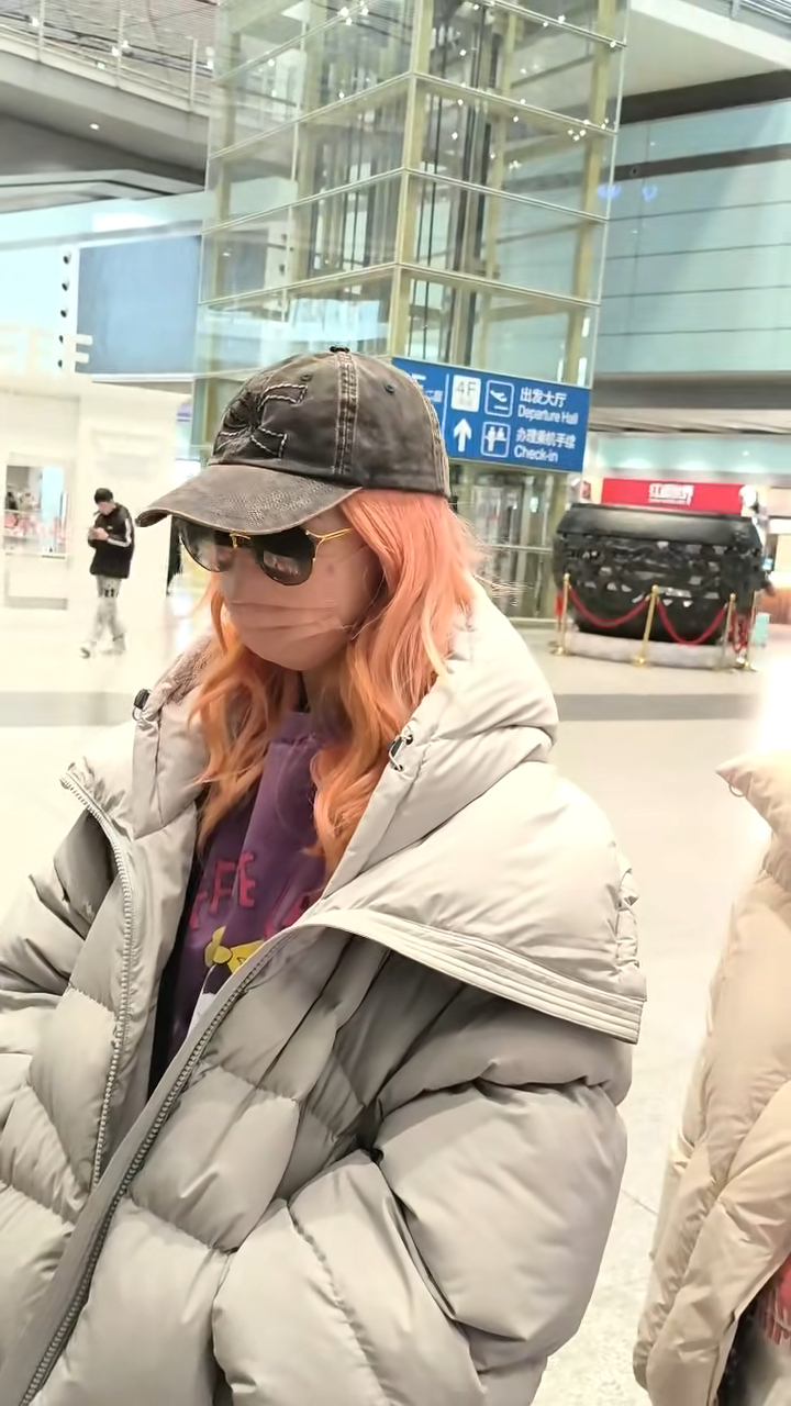 近日有位網民上載一段影片，并以“薛凱琪姐姐北京到達”，稱染有一頭粉紅色頭發的薛凱琪好美、可愛。