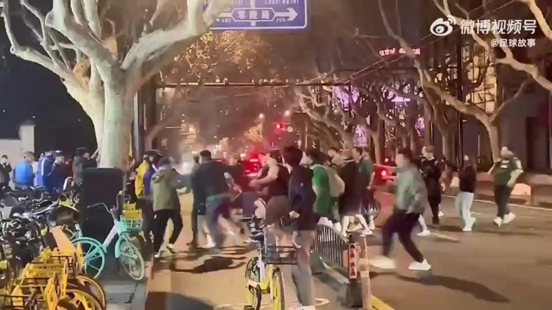 兩派球迷在街頭口角推撞。