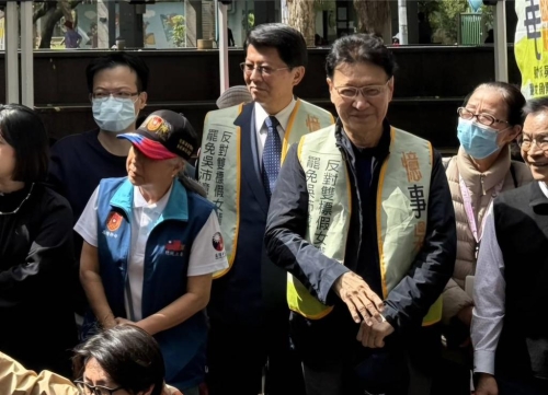 臺積電加碼投資美國，引發民眾討論臺積電恐「美」積電。對此，中廣前董事長趙少康（右3）4日表示，美國總統川普根本不管臺灣死活，奉勸賴清德總統重視臺灣自己的利益，不要一心只抱美國大腿，變成「賴倫斯基」。