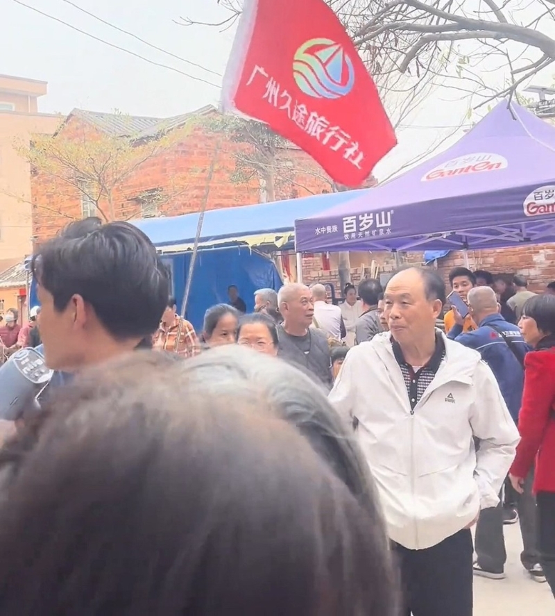 梁文鋒老家成為旅行團景點。 梁文鋒老家成為旅行團景點。