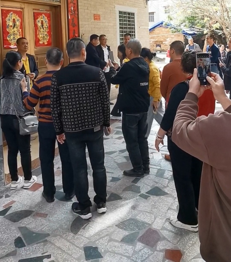 梁文鋒老家門口成民眾打卡點。 梁文鋒老家門口成民眾打卡點。